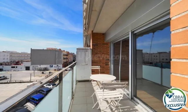Dúplex ático con gran terraza en el centro de Roses - foto 3