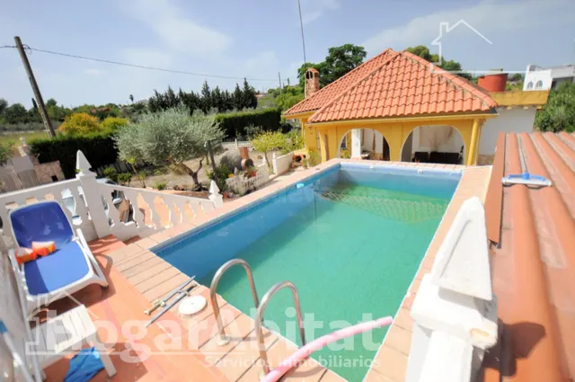 Maravilloso chalet con piscina, garaje, barbacoa y un impresionante jardín — 2