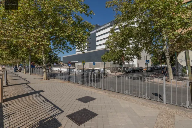 Plaza de garaje cerrado con estanterías en parque Genil cerca de Hospital La Inmaculada — 39