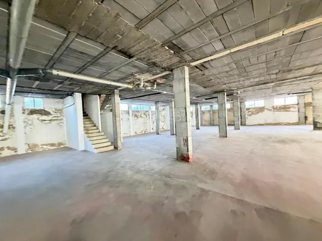 Local comercial 2800m² en venta - Estacion de autobuses — 25