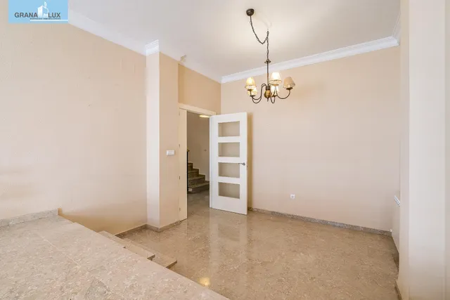 ADOSADA EN URBANIZACIÓN EN HUETOR VEGA — 8