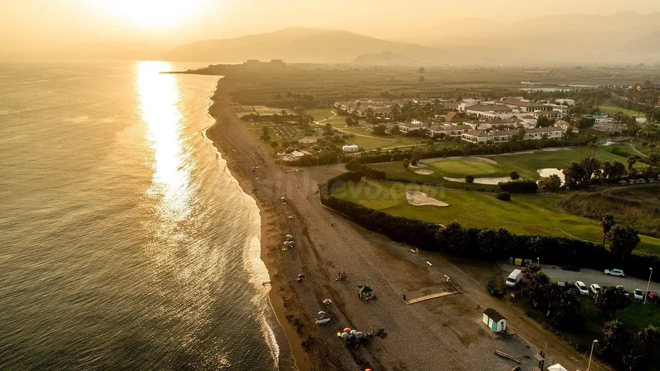 Parcela rústica en venta, llana y vallada, a solo 4,3 km de la playa de Granada
