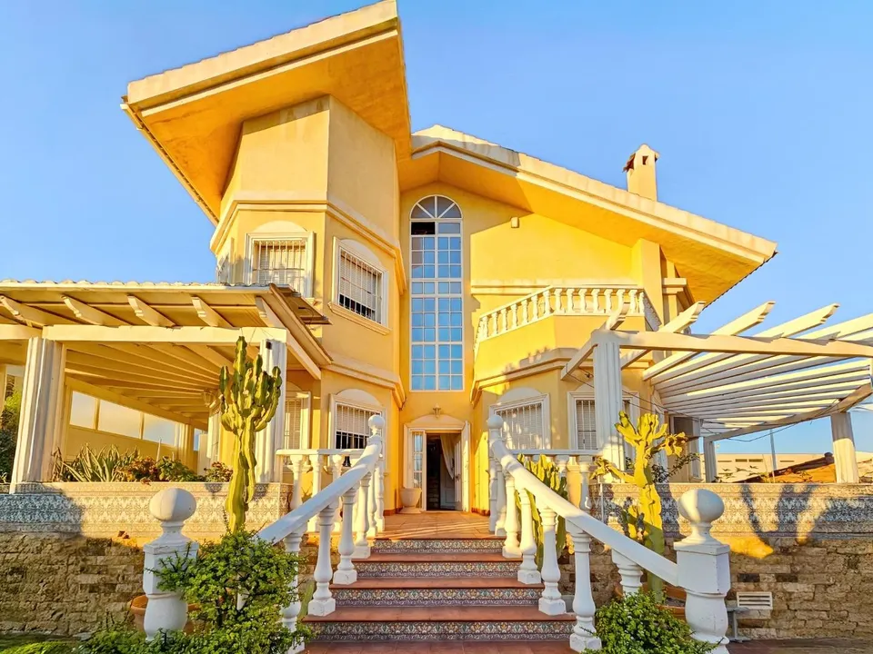 ¡Descubre la Exclusividad y el Lujo Mediterráneo en Esta Impresionante Villa en Esquina - Torrevieja