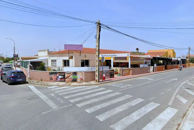 Bungalow reformado con 2 dormitorios, 1 baño y una amplia terraza frontal. Zona tranquila cerca de colegios y con buenas conexiones de transporte público. — 37