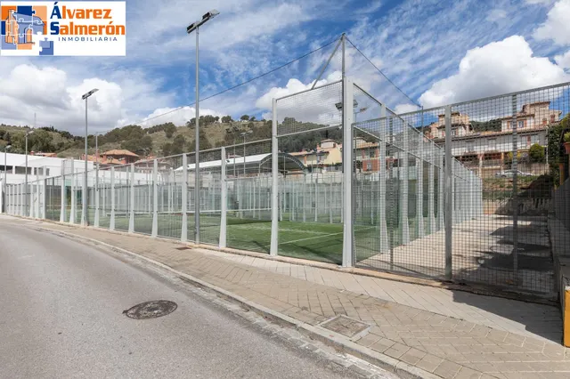 Adosada en el nuevo acceso a la Alhambra — 34