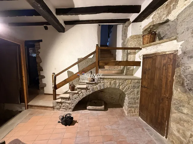 Rupit | Casa de piedra con encanto y gran potencial en el corazón del pueblo — 11