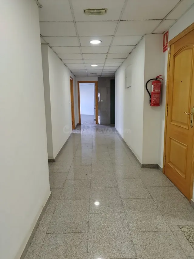 ENTRESUELO PARA OFICINAS JUNTO CENTRO COMERCIAL VEGA PLAZA