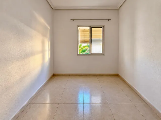 Piso exterior de 4 habitaciones con balcón junto a la playa de Las Arenas, Valencia — 11