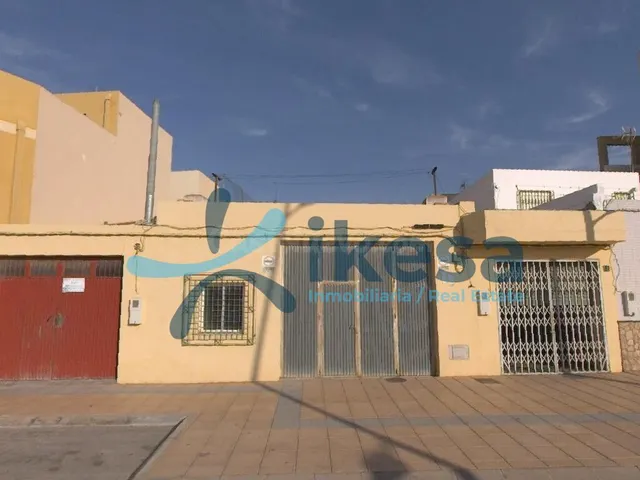Se vende Local Comercial en la localidad de Almería