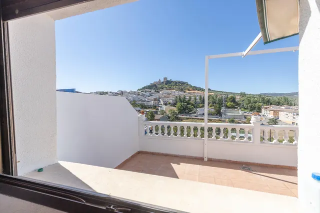Amplio Adosado en el Corazón de Alcalá la Real con Vistas al Castillo — 16