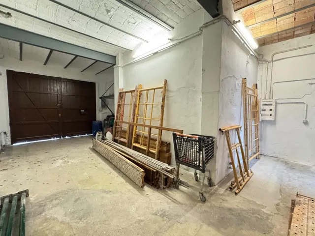 Nave en zona urbana con 264 m2 y con jardín de 114 m2 orientado al sur, garaje y gran potencial como estudio profesional. — 18
