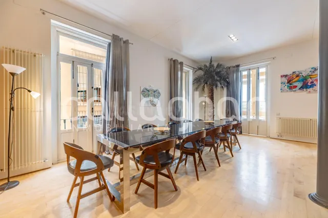 Exclusiva propiedad frente a la Plaza de la Reina: 178 m2 de - foto 2