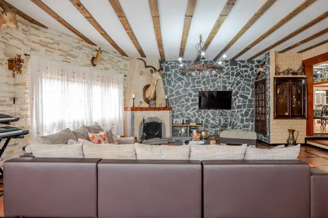 Finca de 20.000 m2 con vivienda principal, apartamento independiente y espacio para toda la familia — 7