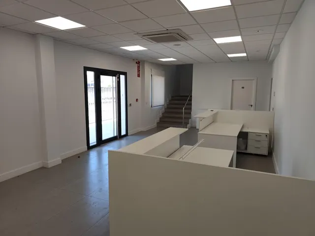 Nave en Poligono de Las Quemadas totalmente reformada y perfectamente instalada para uso mixto de oficinas y almacen — 9