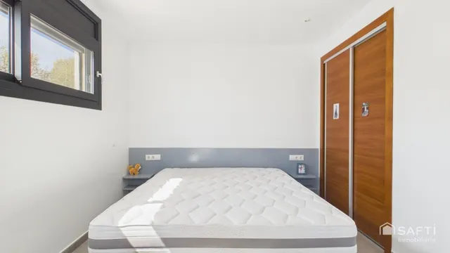 Casa moderna con cuatro habitaciones, piscina y garaje — 29