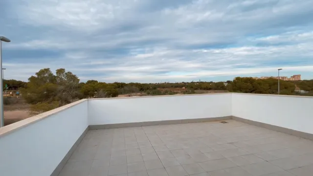 Villa independiente de dos plantas con solárium y piscina privada. — 19