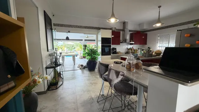 VILLA DE 4 DORMITORIOS Y 3 BAÑOS. PARCELA DE 1.850 M2. CON PISCINA CLIMATIZADA Y CASA DE INVITADOS INDEPENDIENTE EN CATRAL. — 20
