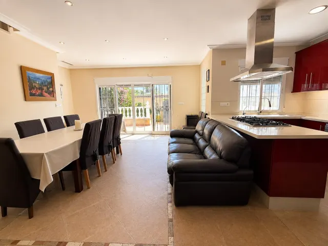 Villa independiente con piscina privada y 6 dormitorios junto a la Laguna Rosa de Torrevieja — 19