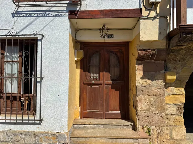 CONJUNTO DE EDIFICACIONES CON TERRENO URBANO EN LA REVILLA. — 16