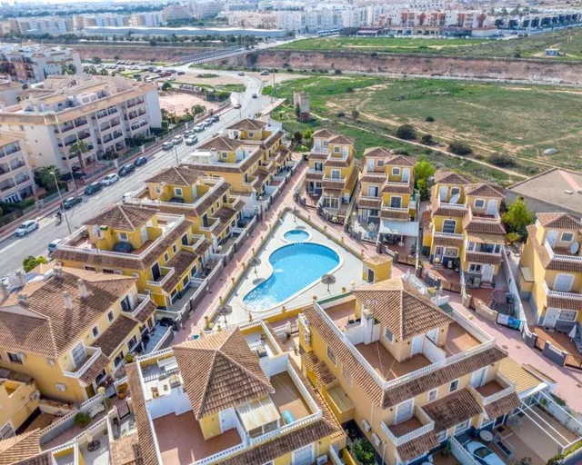 GRAN DÚPLEX EN ORIHUELA COSTA: 3 HAB, 2 BAÑOS