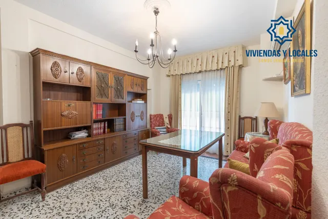 Piso de 3 dormitorios en calle milán, zaidín | muy luminoso y con gran potencial — 3