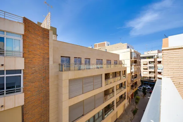 Exclusivo ático de 3 dormitorios en el centro de Torrevieja — 2