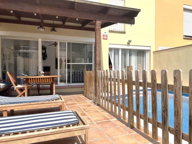 Casa adosada con piscina privada en Sant Pere Pescador - foto 4