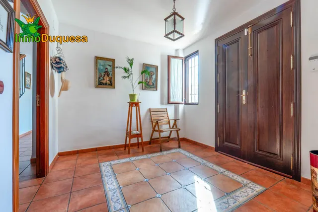 CHALET dividido en dos viviendas con piscina y zona ajardinadas. — 24