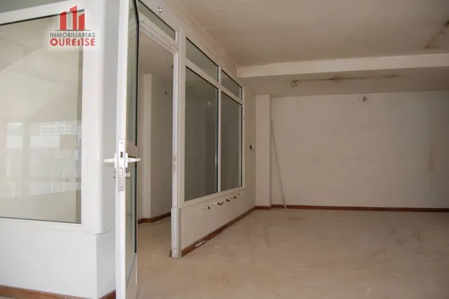 AMPLIO LOCAL COMERCIAL EN EL VEINTIUNO — 14