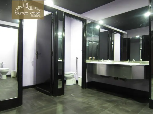 Emblemático local de 1.000m2 en el centro de Carballo por 1.300€/mes — 19