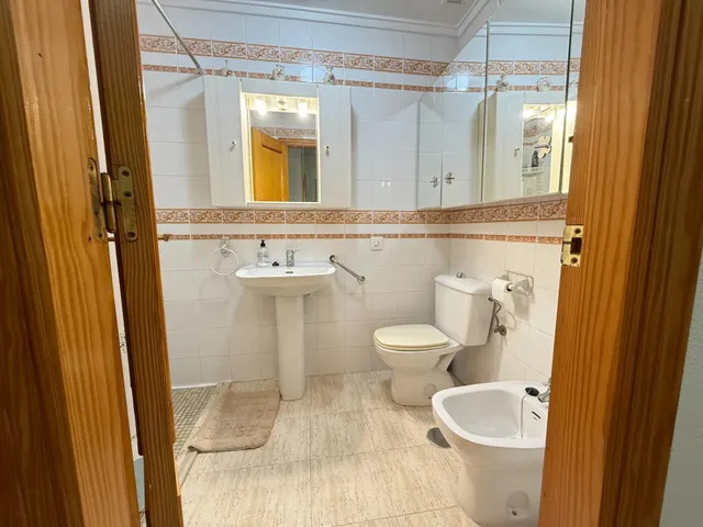 Apartamento en esquina de 2 dormitorios a 500 m de las piscinas naturales en Torrevieja!!! — 28