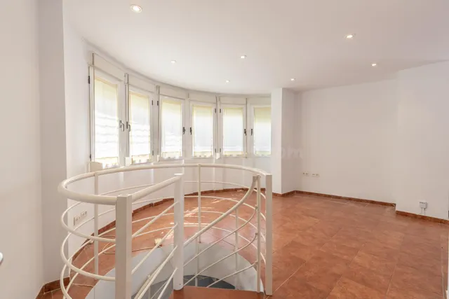 FANTÁSTICO TRÍPLEX EN CÁJAR: UNA VIVIENDA LLEVA DE AMPLITUD 