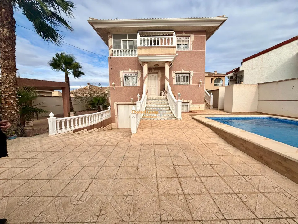 Chalet con piscina en Quesada, Rojales!