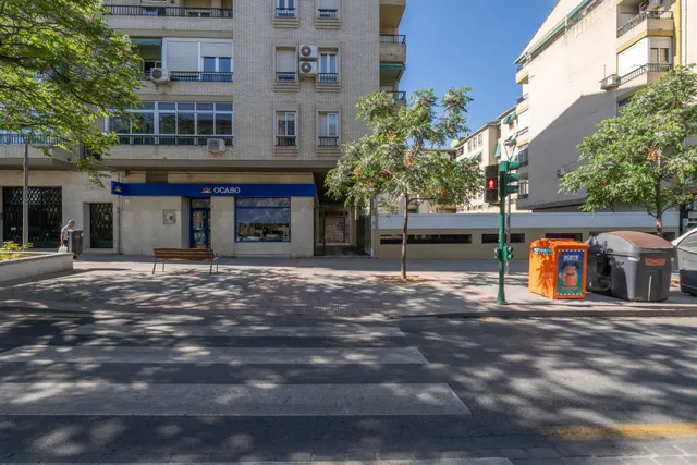 Local comercial amplio y polivalente en zona peatonal – La Chana, Granada — 32