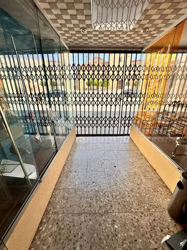 Local en la Plaza de España con traspaso de licencia de Esta - foto 2