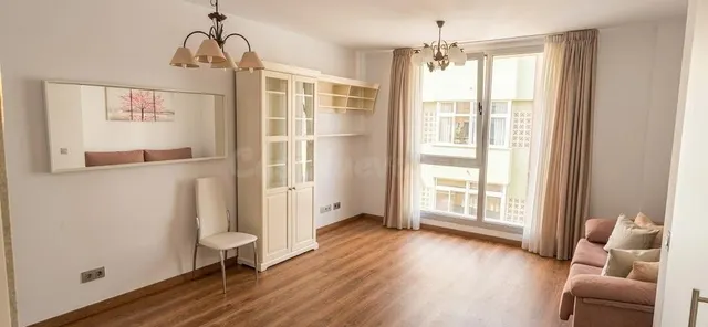 Piso amplio, moderno y luminoso de tres habitaciones junto a