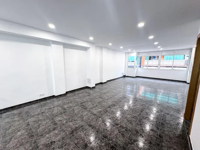 ¡OPORTUNIDAD ÚNICA! - GRAN ESCAPARATE Y DOBLE ORIENTACIÓN - foto 2