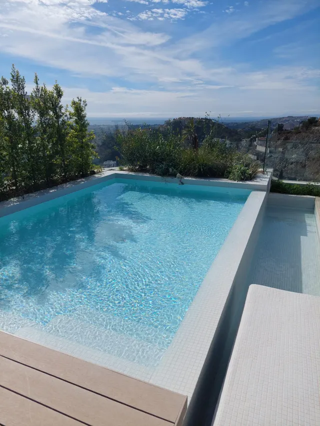 Espectacular Ático de Lujo con solarium, piscina privada y vistas al mar. 4 dormitorios y 4 baños. Benahavis — 21