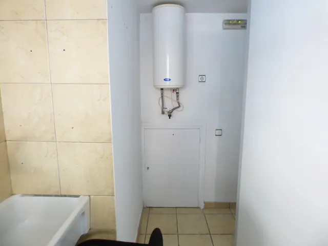 LOCAL TOTALMENTE ESQUINERO CON GRAN APARADOR EN ZONA DE PASO DE MANRESA EN VENTA — 9