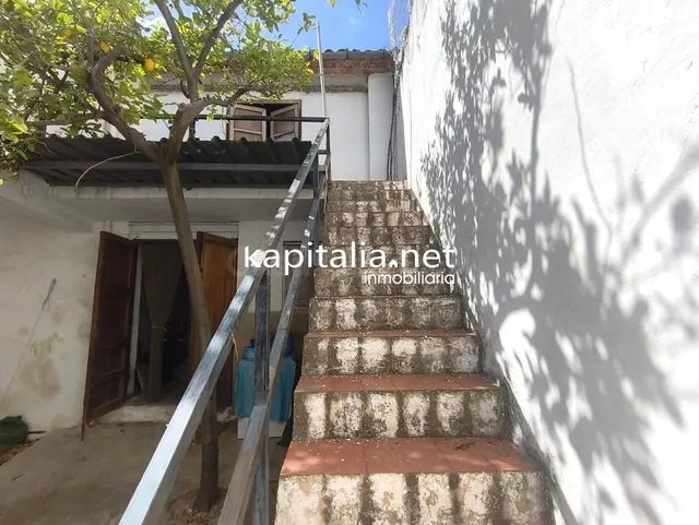 CASA CON AMPLIO PATIO Y GARAJE A LA VENTA EN GAIANES - foto 4