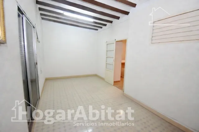 Extraordinaria finca con local comercial y múltiples posibilidades de reconversión a reformar en pleno centro — 4
