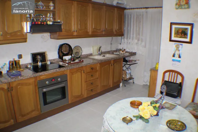 GRUPO LA NORIA VENDE CASA INDEPENDIENTE EN ALBACETE CAPITAL. — 16