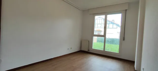CHALET CON JARDÍN A UN PASO DEL CENTRO DE TORRELAVEGA.- — 9