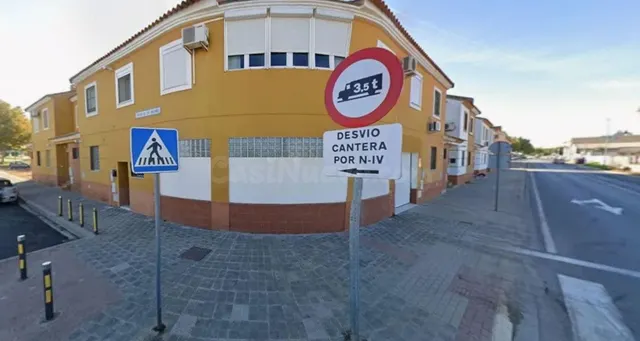SE VENDE CASA ADOSADA OKUPADA en Avenida DEL TRIUNFO Nº 7 Do - foto 3