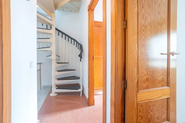 Almeria - cruz de caravaca: amplio triplex - 6 habitaciones + 3 baños + 1 aseo + garaje amplio + 2 salones + 2 cocinas + solarium — 46