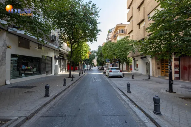 Local comercial junto a calle Alhamar. Ideal para oficina, despacho o almacén. Muy económico — 15