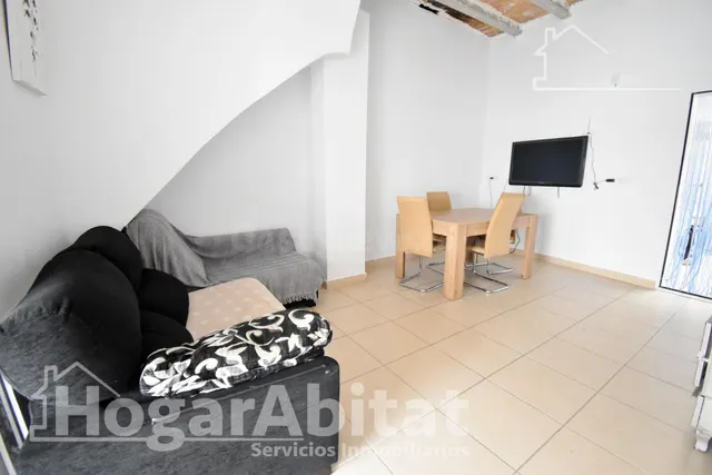 CASA ACOGEDORA Y SEMIREFORMADA CON PATIO — 2