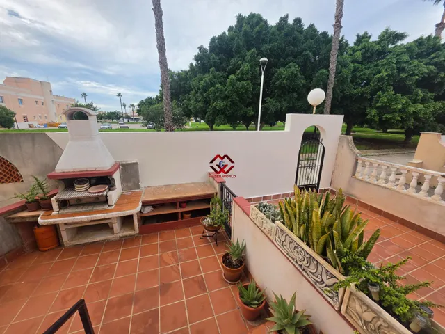 Piso planta baja con dos terrazas, piscina comunitaria y par - foto 4