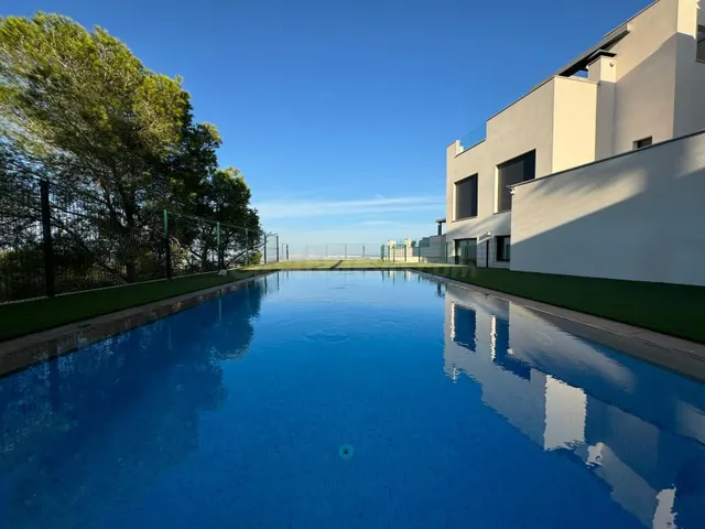 BUNGALOW PLANTA CON PARCELA DE 380 M2 Y PISCINA PRIVADA. PAR