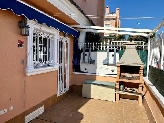 Bungalow Adosado en Alquiler en Urbanización con Piscina – S - foto 4